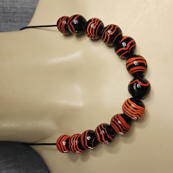 VINTAGE LAMPWORK ART GLASS NECKLACE IN BLACK/ ORANGE STRIPES - Picture 1 of 8